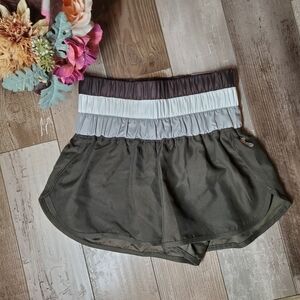 nwt love & pineapples women's size small black and gray athletic running shorts